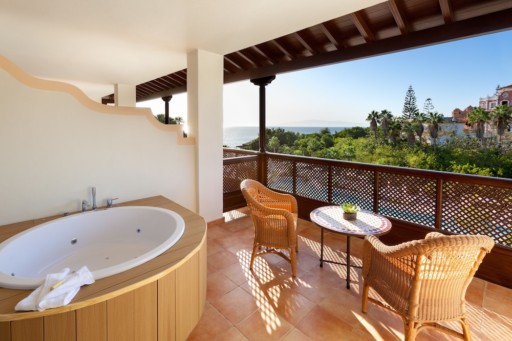 Room, Hot Tub