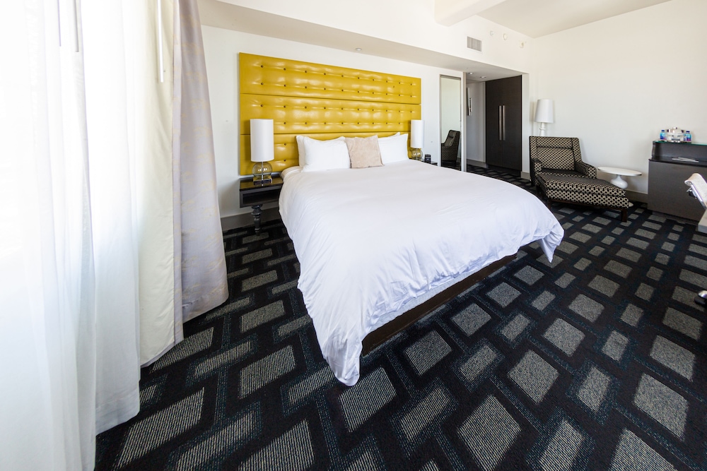 One King Bed (Maverick Room) - Photo 8