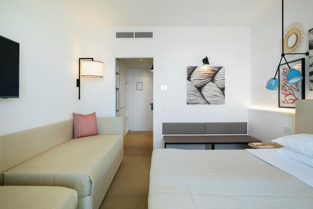 Deluxe Quadruple Room Sea View  (includes 1 free Spa access per person per stay) - Photo 1