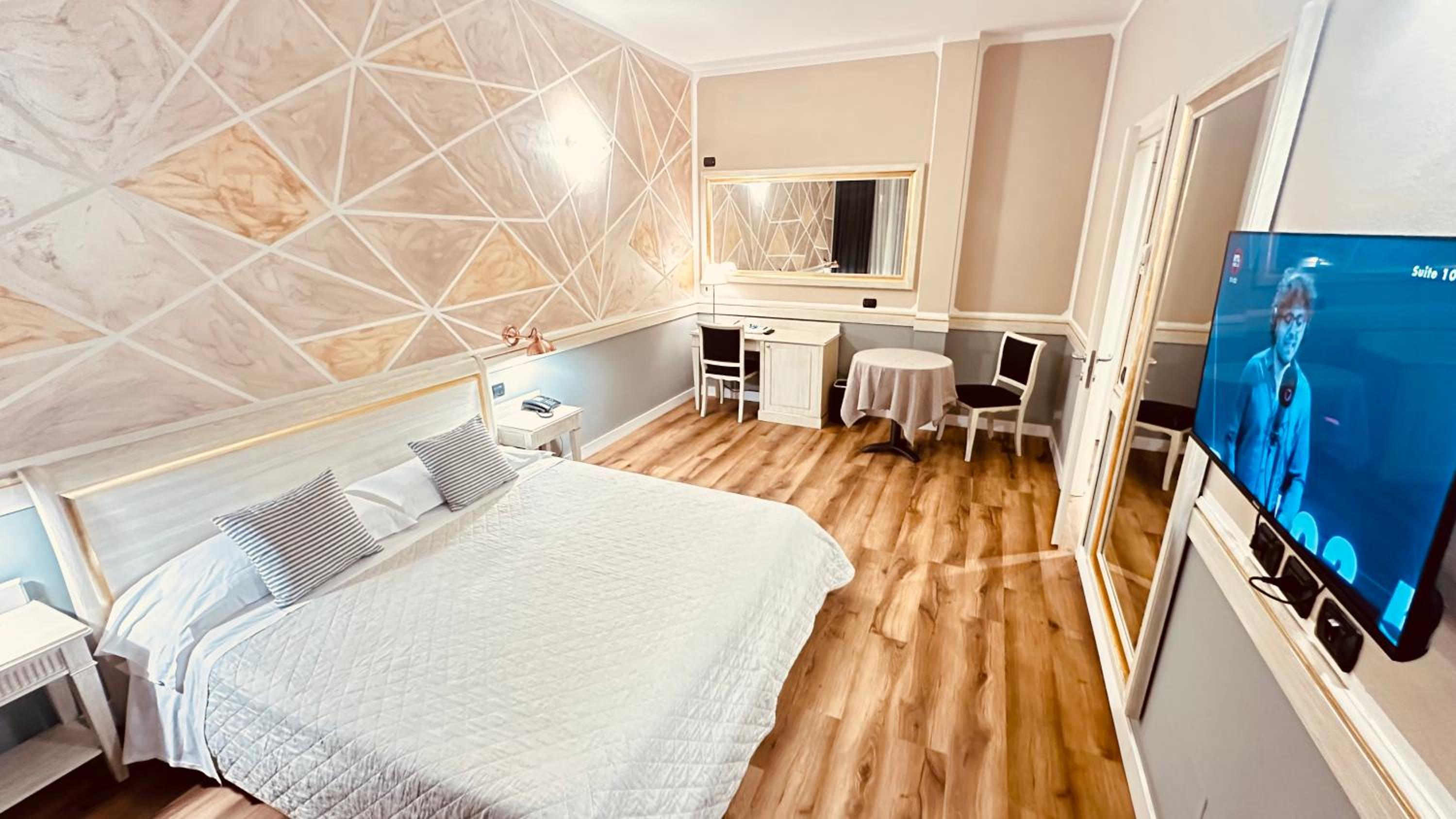 Large Double Room - Photo 12