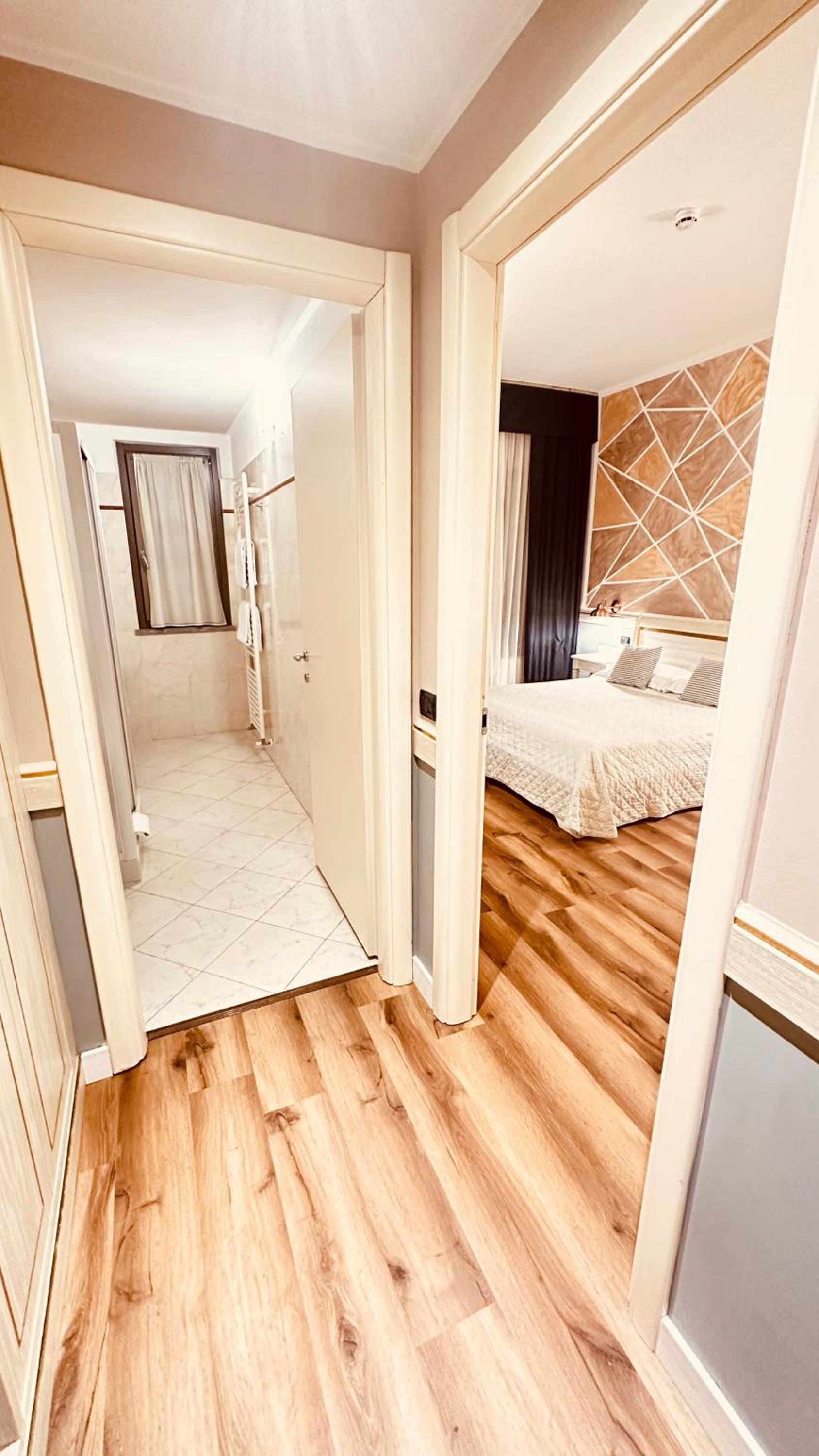 Large Double Room - Photo 10