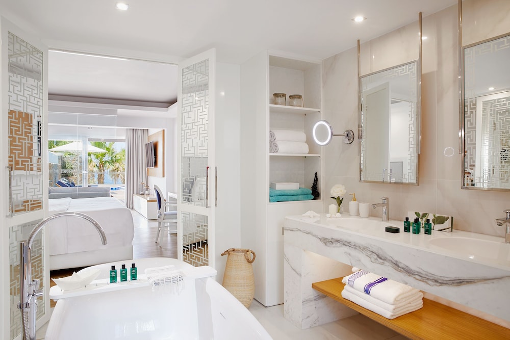 Villa with Private Pool and Grand Terrace - Photo 14