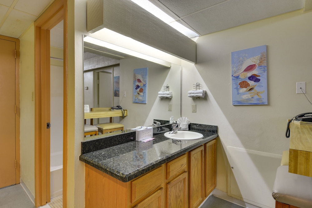 Family Suite, 2 Bedrooms (South - No Pets Allowed) - Photo 7