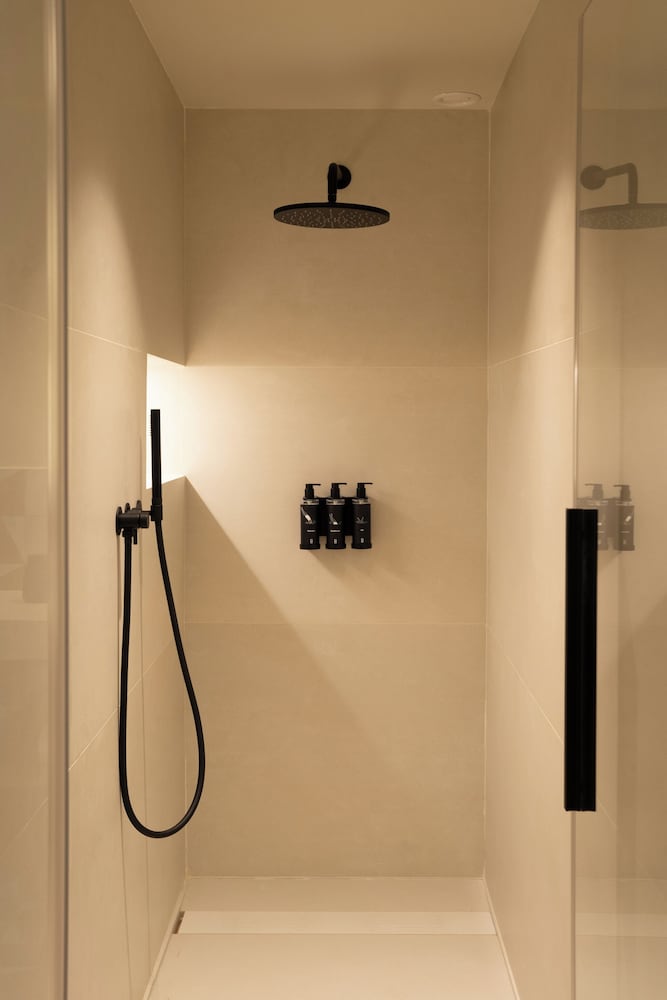 Deluxe Room - Photo 9