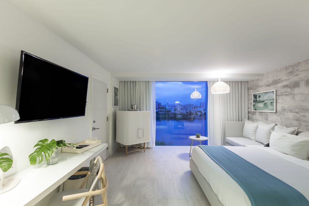 Premium Room, 1 King Bed (laguna)