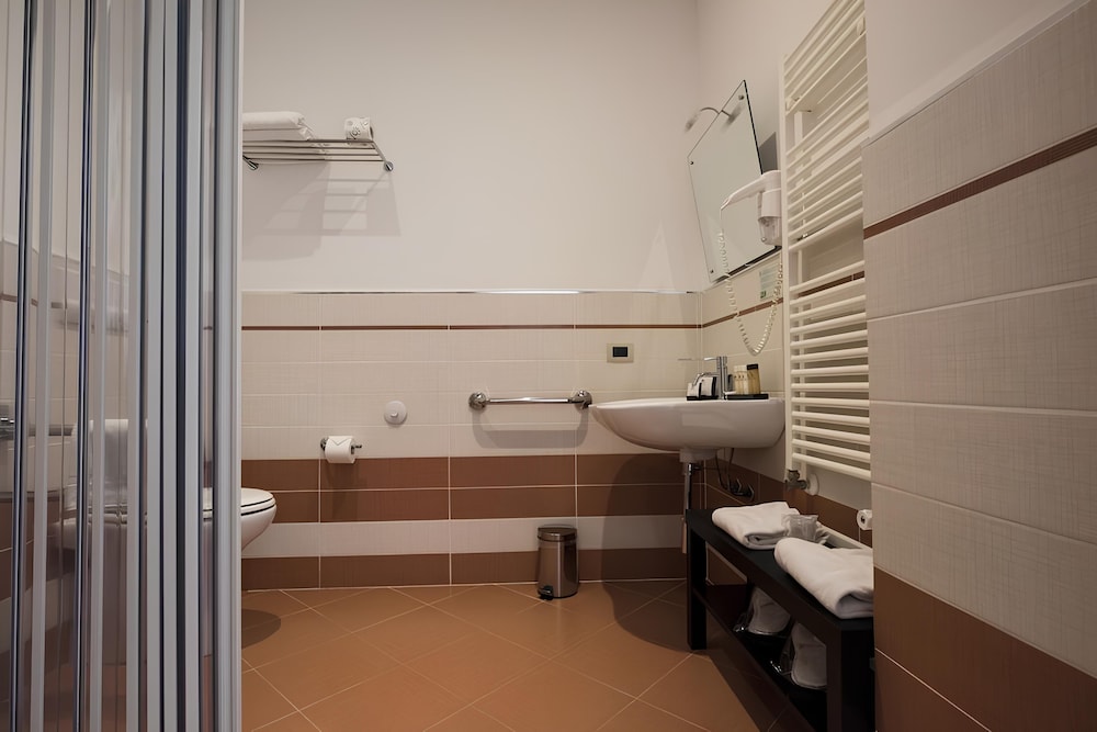 Classic Double or Twin Room, Accessible - Photo 5