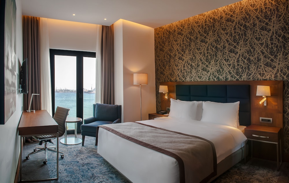Standard Room, 1 Queen Bed (Stocked Minibar)