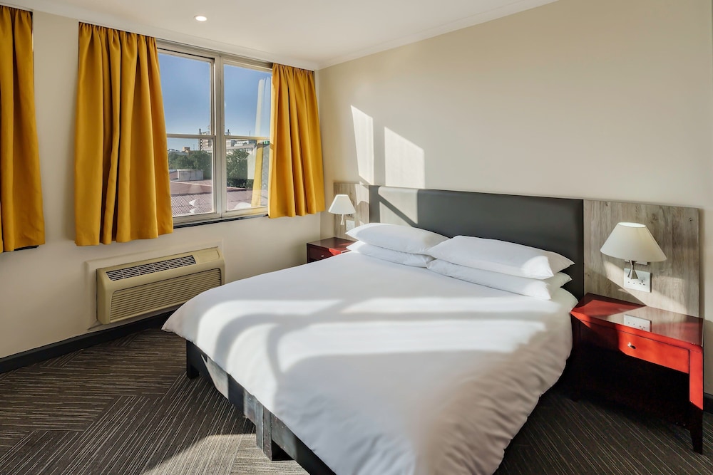 Room, 1 King Bed, City View - Photo 4