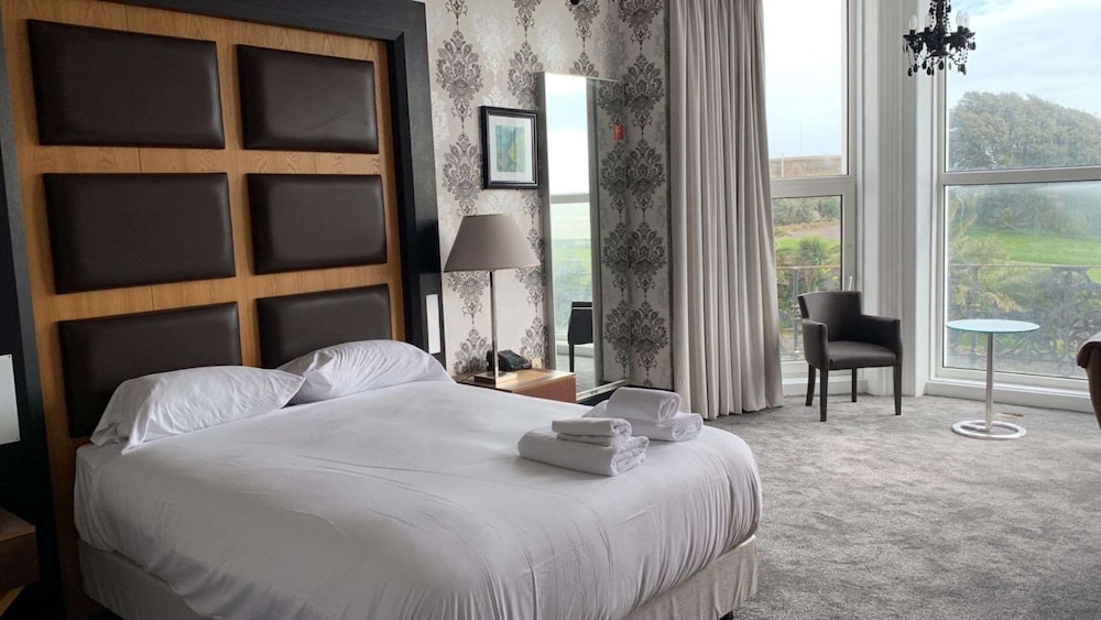 Standard Room, 1 King Bed, Non Smoking, Sea View