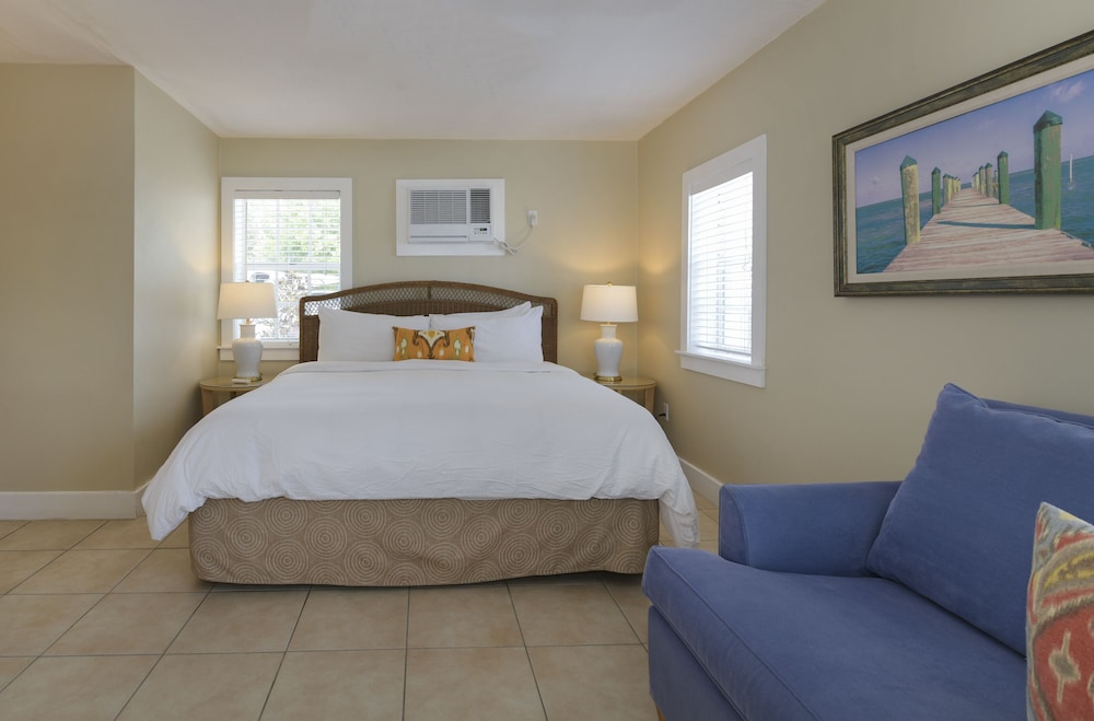 Oceanfront Pool View King Room photo 3