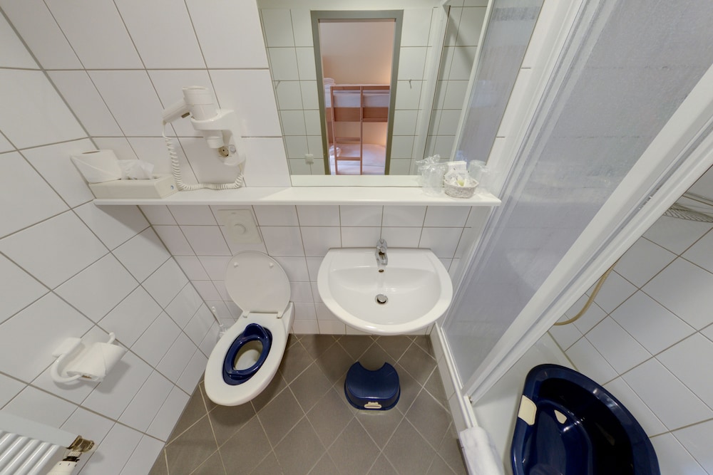 Quadruple Room - Photo 35
