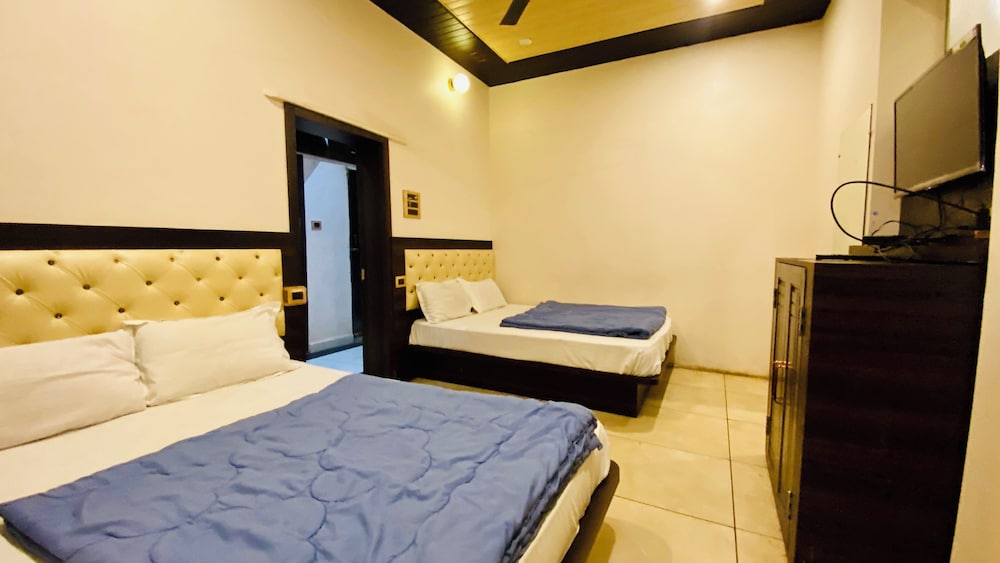 Family Room, 6 Bedrooms
