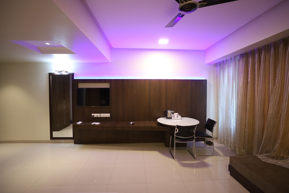Suite Room - Photo 9