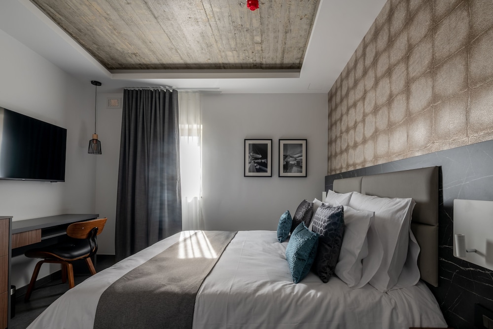 Deluxe Double or Twin Room - Photo 11