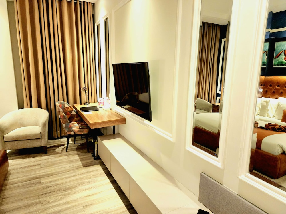 Deluxe Room, 1 King Bed, Non Smoking - Photo 2