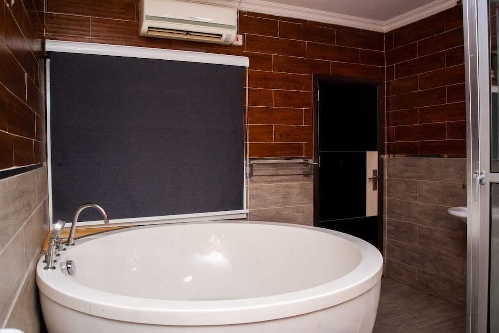 Executive Room - Photo 7