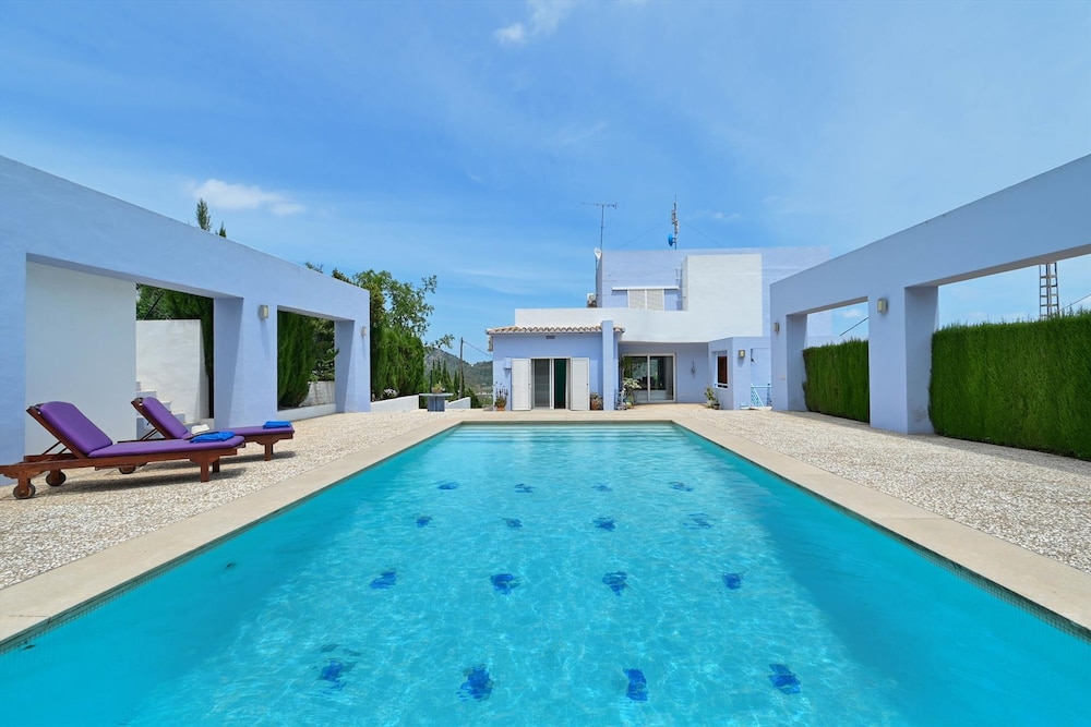 Villa photo 2