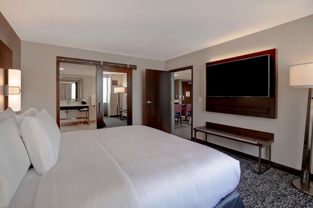 Room, 1 King Bed, Accessible, Balcony (Hearing) - Photo 3