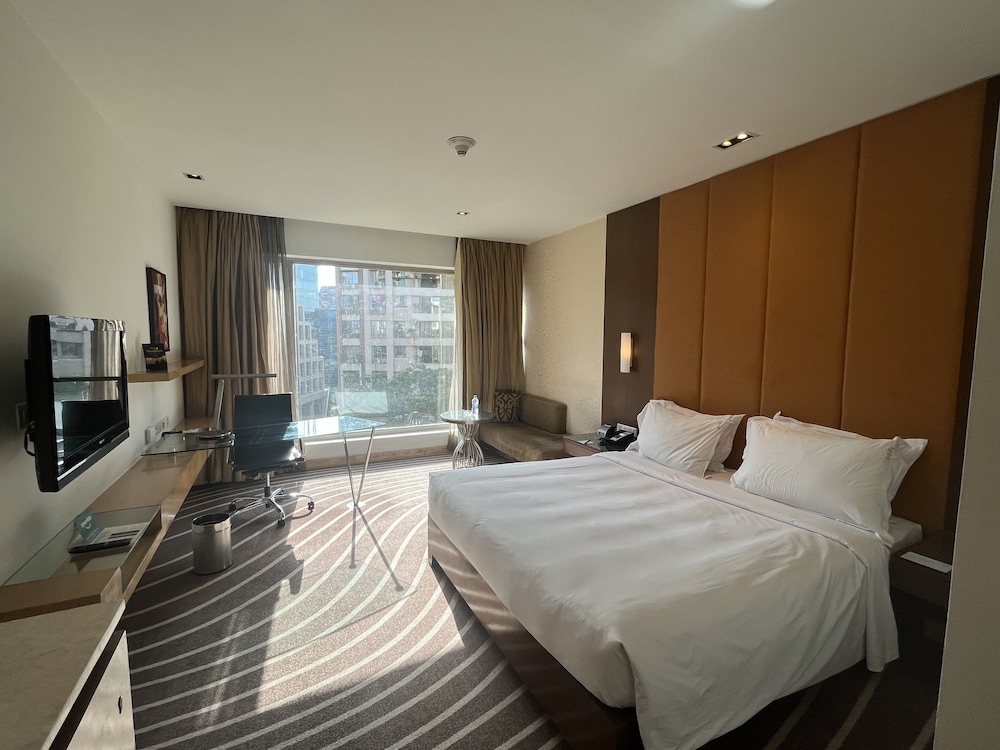 Suite, 1 King Bed, Smoking, Club Lounge Access thumbnail 5