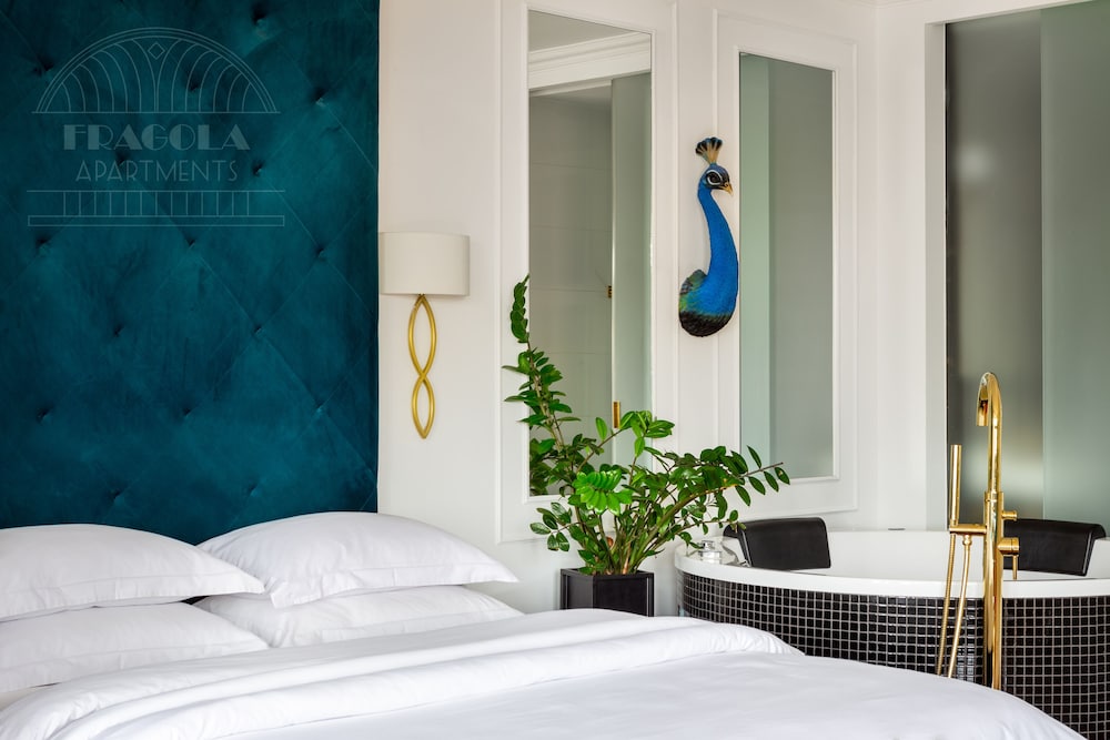 Signature Studio, Hot Tub, Courtyard View
