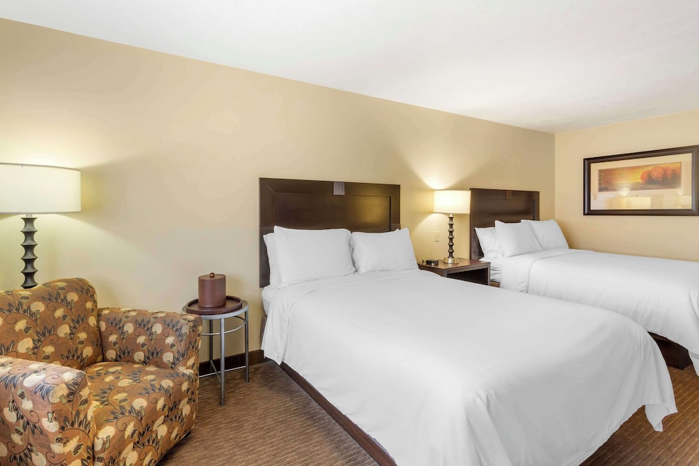 Suite, 2 Queen Beds, Non Smoking, Refrigerator & Microwave (with Sofabed) photo 1