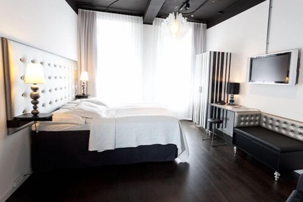 M - plenty of space for one or for two (king size bed of 180 cm) - Photo 1