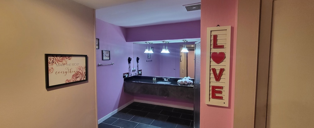 Rose Romantic Suite with Jacuzzi and Fireplace, photo 6