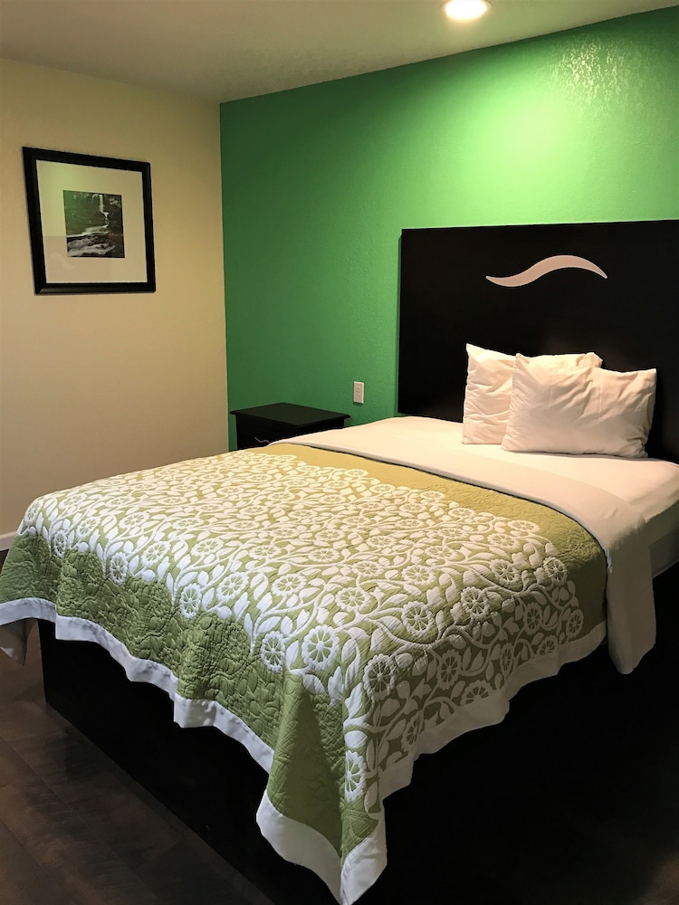 Basic Single Room, 1 Queen Bed, Non Smoking