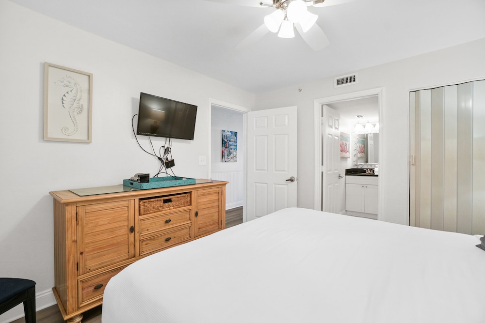 Condo, 1 Bedroom, Beach View (408) photo 3