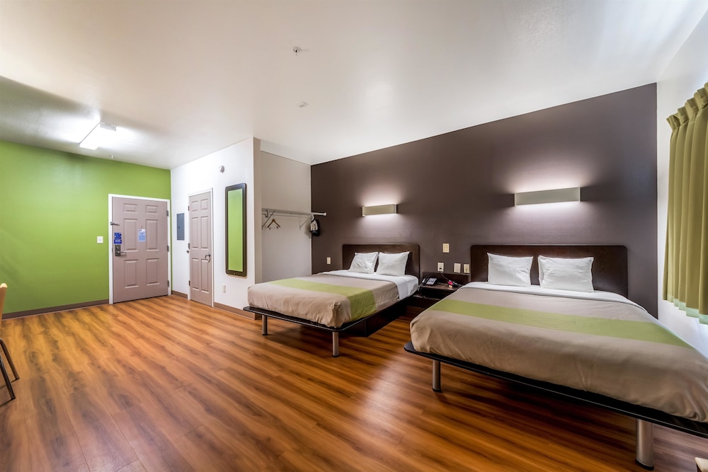Room, 2 Queen Beds, Non Smoking photo 3