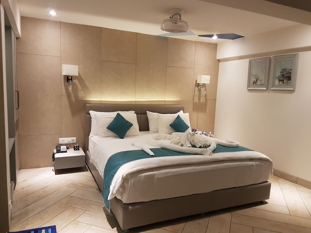 Strawberry Club Room with hot tub photo 1