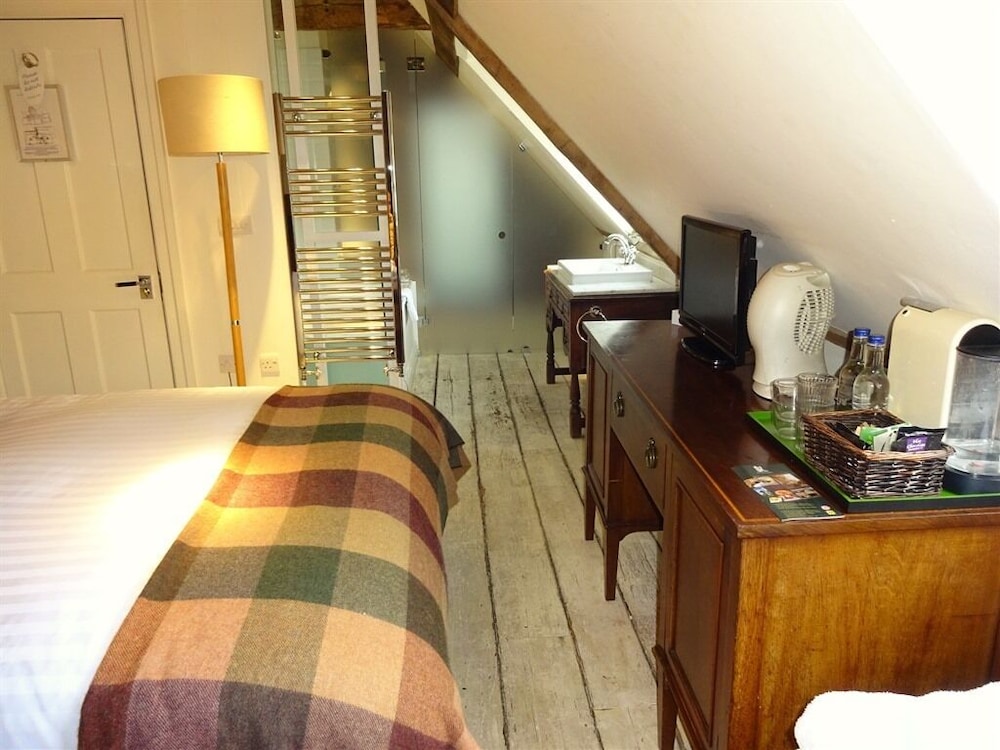 Deluxe Double Room, Ensuite (KING) - Photo 8