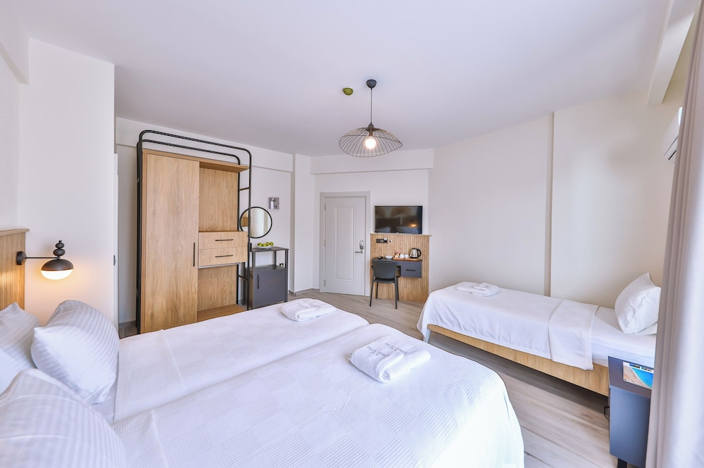Comfort Room, 3 Twin Beds, City View - Photo 7