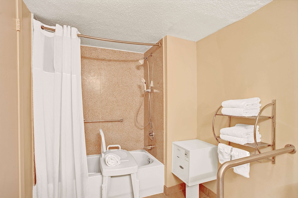Room, 1 King Bed, Accessible, Smoking (Mobility Accessible) - Photo 2
