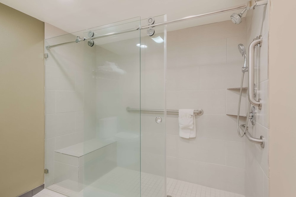 Standard Room, 1 Queen Bed, Accessible, Refrigerator & Microwave photo 3