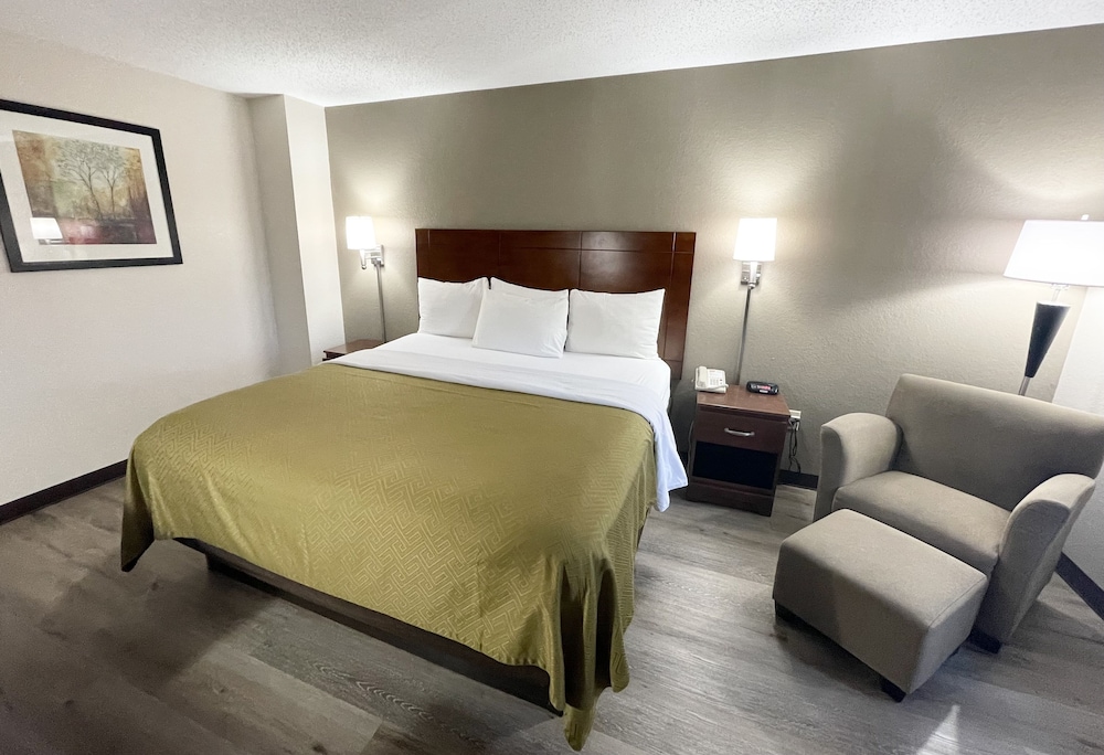 Basic Single Room, 1 Queen Bed, Smoking photo 2