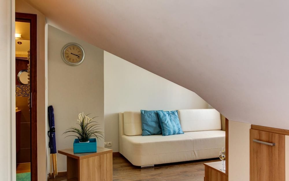 Studio, Balcony