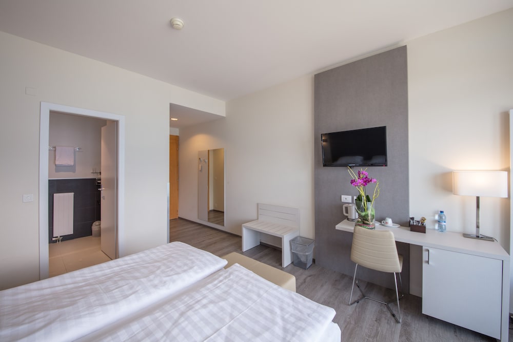 Superior Double Room, Balcony, Lake View - Photo 2