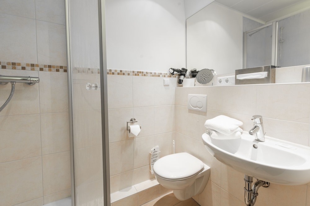 Comfort Single Room, Private Bathroom, Partial Sea View photo 3