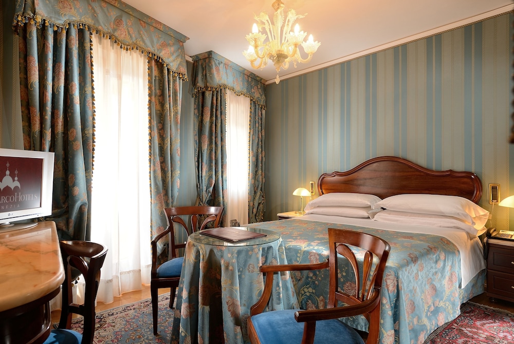 Superior Double or Twin Room, Canal View - Photo 3