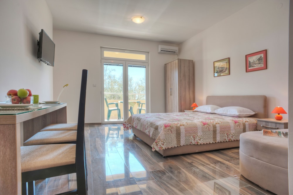 Apartment, Multiple Beds, Balcony, Partial Sea View photo 2