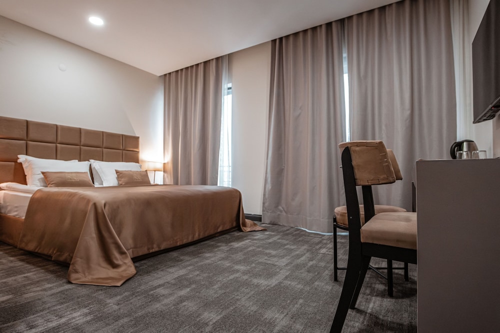 Junior Suite, 1 Queen Bed, Garden View - Photo 4