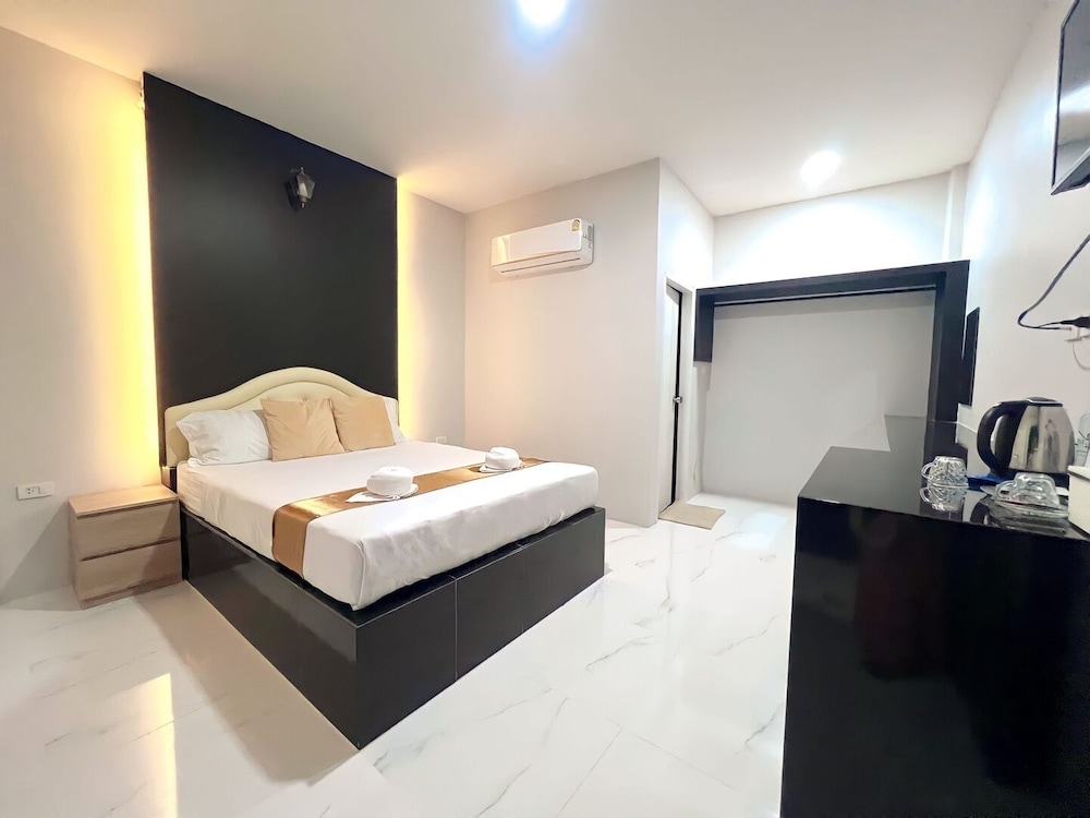 Deluxe Room, 1 Queen Bed photo 3