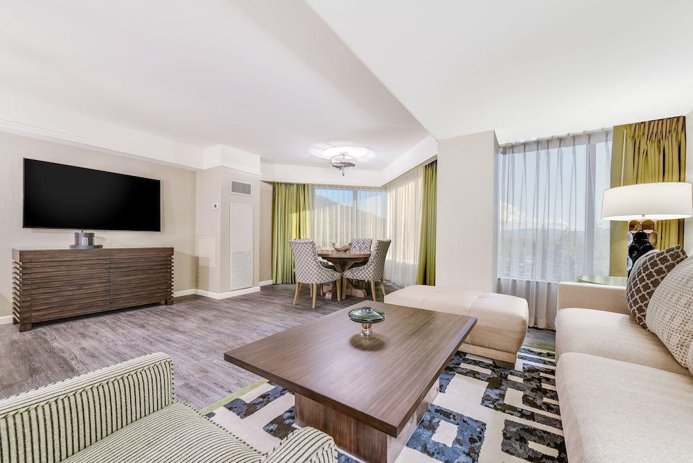 Romulus Lake View Balcony Suite 1 King