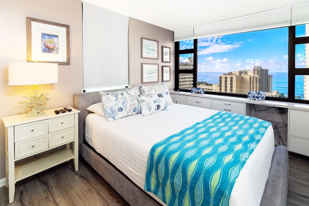 Premium Remodeled Condo with Ocean View and Parking: Premium Condo, 1 King Bed, Air conditioning, Ocean View (0049) photo