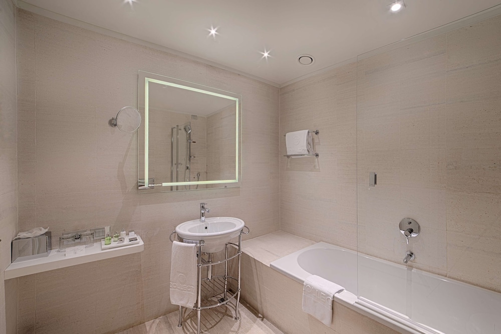 Premium Room (Extra Bed 2 adults + 2children) thumbnail 5