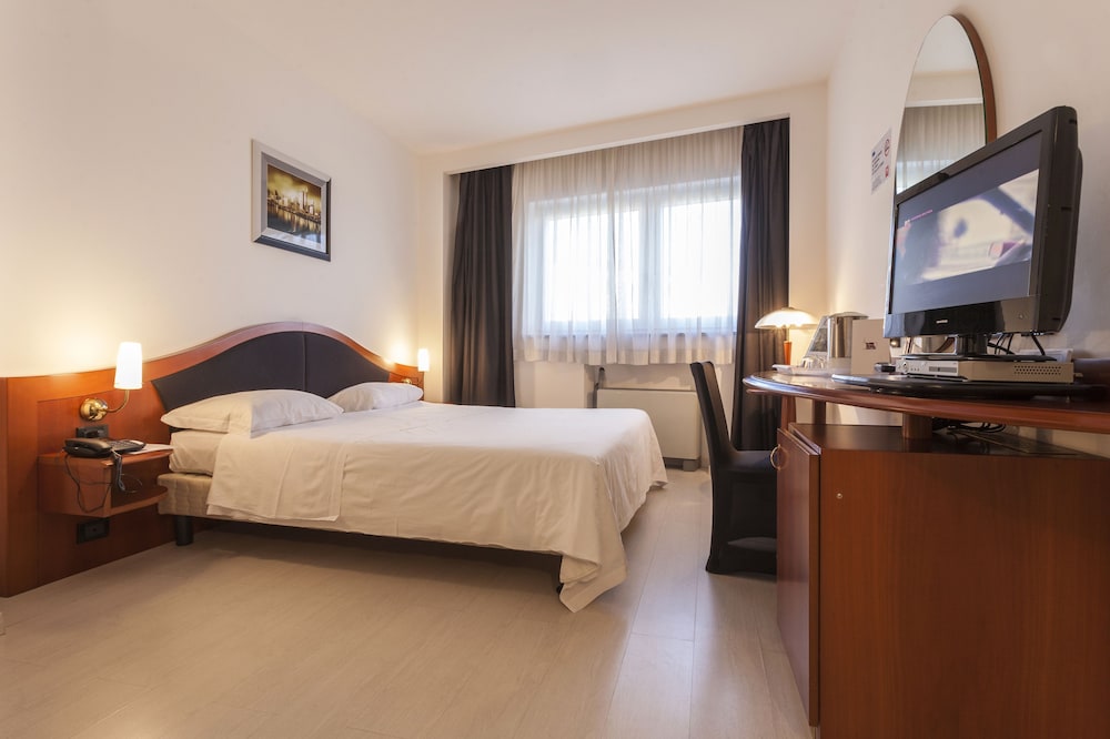 Standard Double or Twin Room photo 3