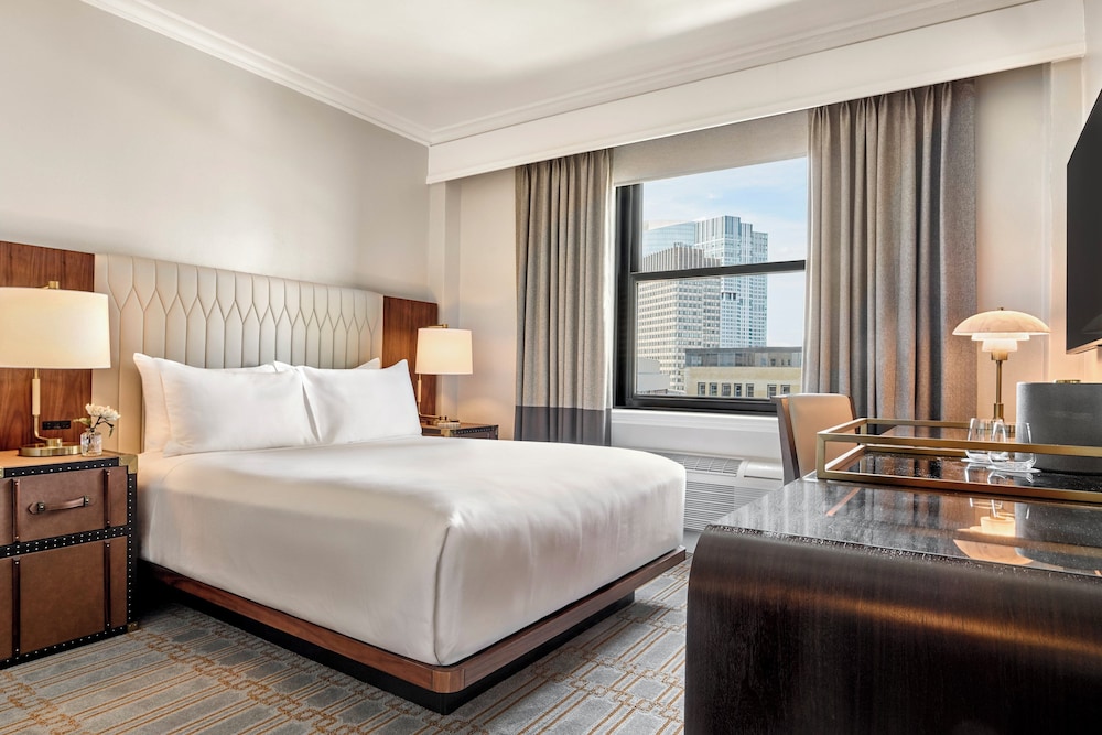 Deluxe Room, 1 Queen Bed (Traditional) thumbnail 5