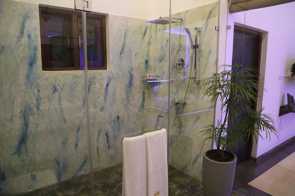 Signature Room, Jetted Tub, Pool View photo 2