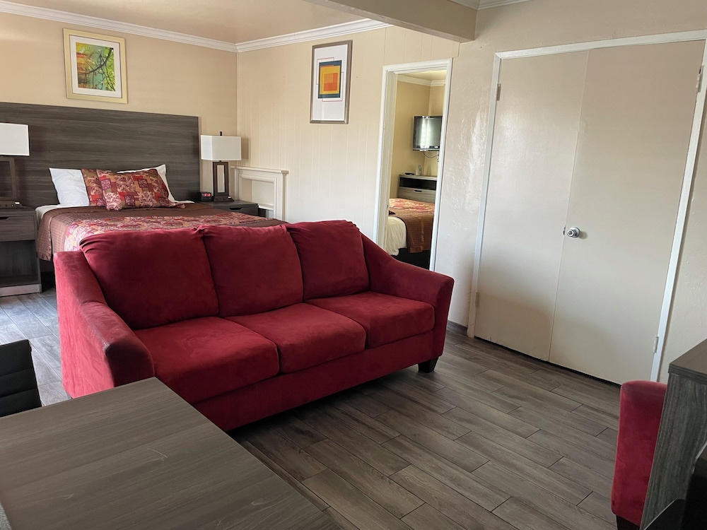 Family Room (3 Queen Beds) photo 1